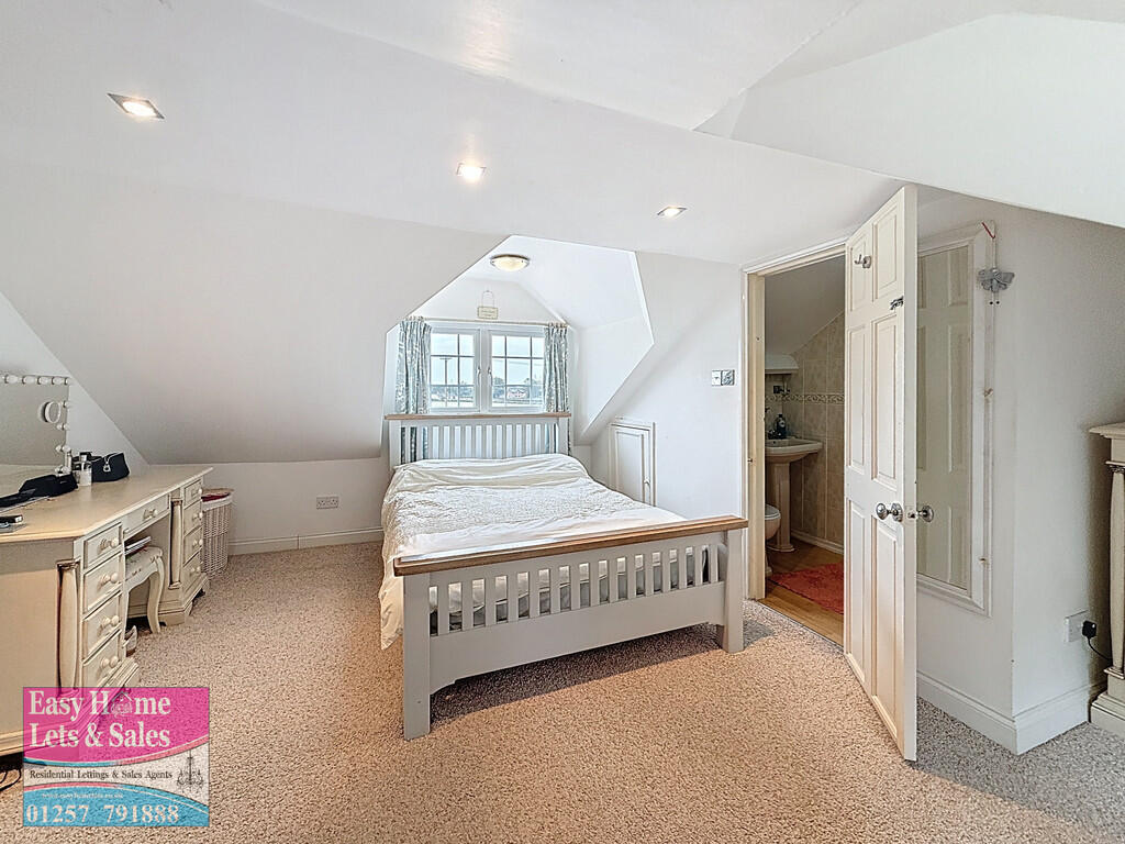 Master Bedroom/En...