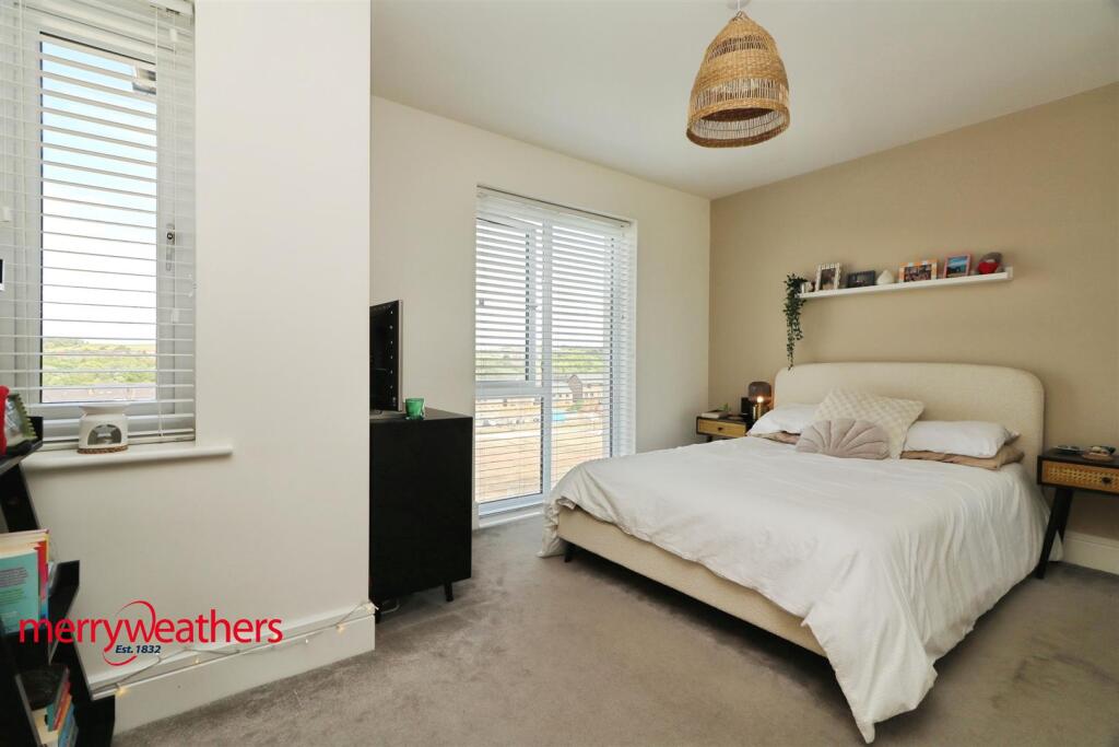 FRONT DOUBLE BEDROOM