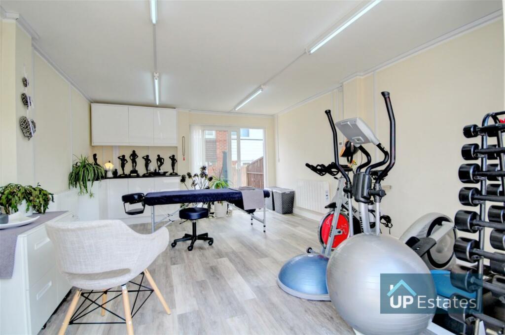 GARDEN ROOM/DOUBLE GARAGE