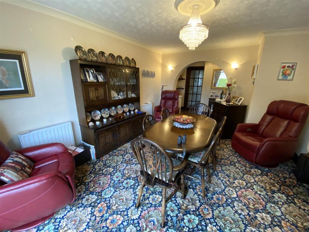 Dining room: