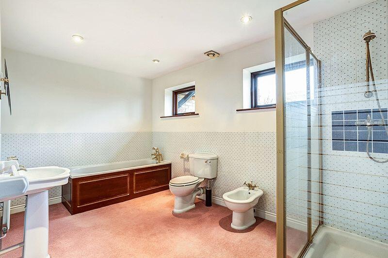 EN SUITE