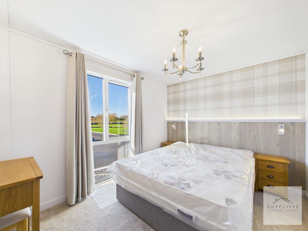 Primary Bedroom &amp; Walk In Wardrobe