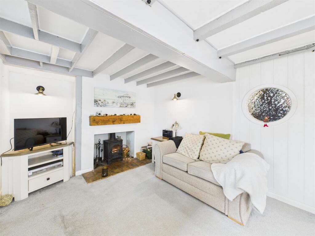 Dining/sitting room: