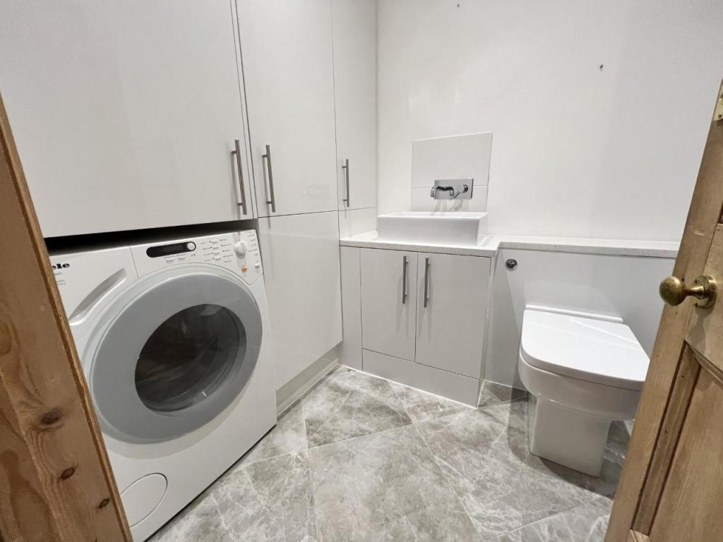 downstairs wc.jpg