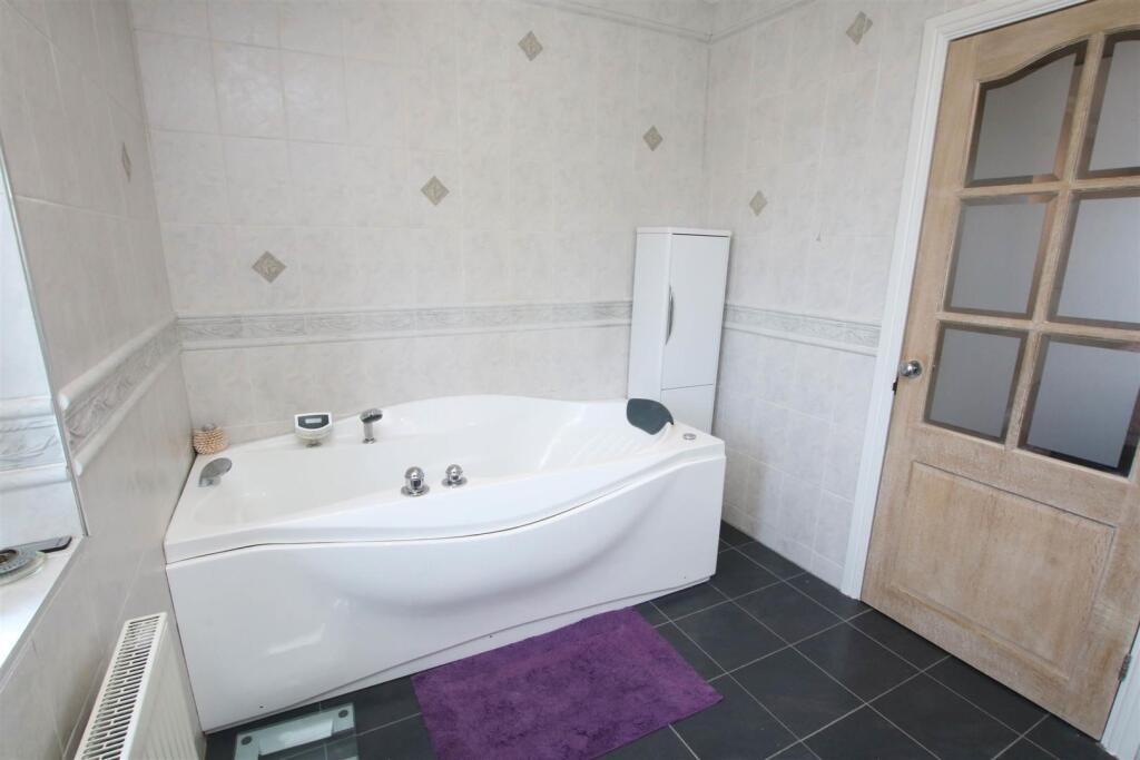 EN-SUITE BATHROOM