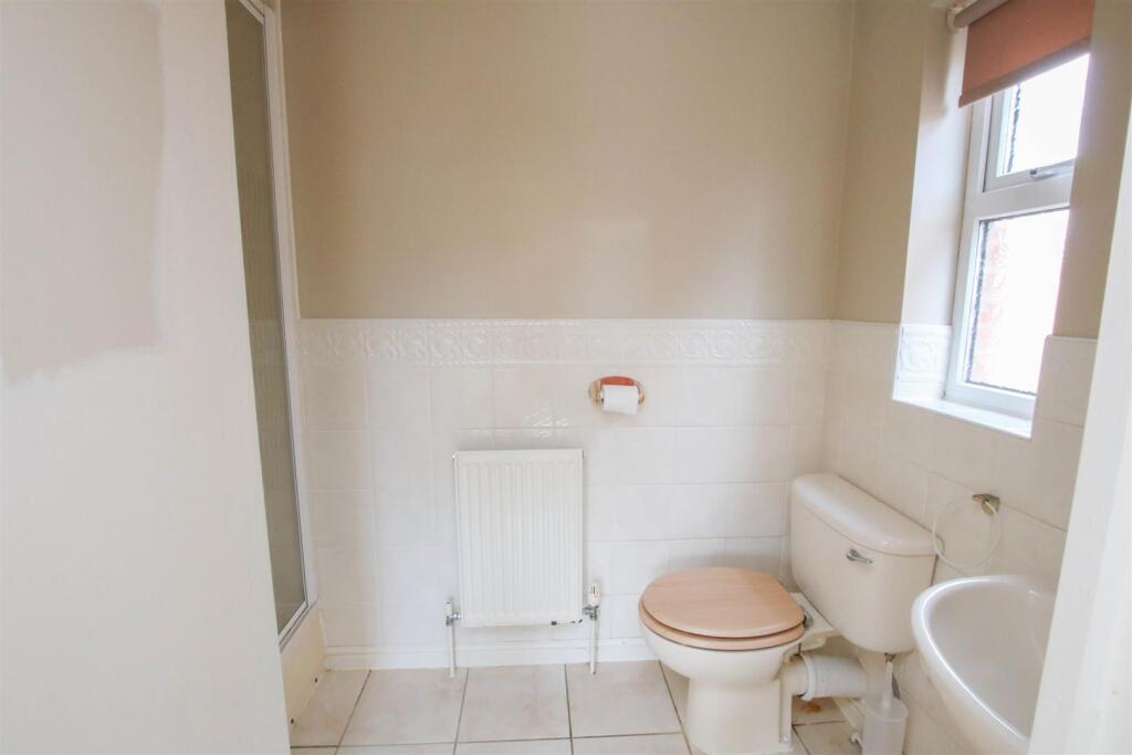 EN-SUITE SHOWER ROOM