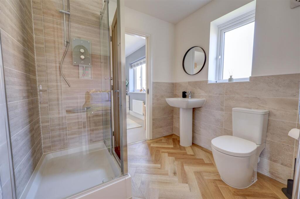 Jack &amp; Jill Ensuite