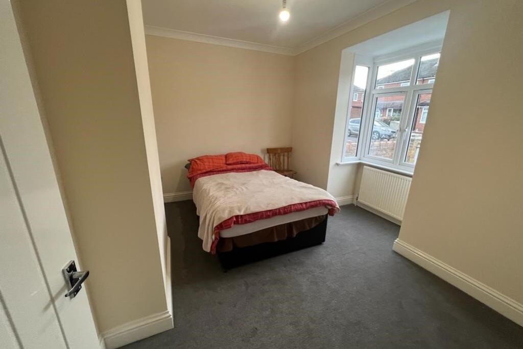 2 Ayebridges BEDROOM