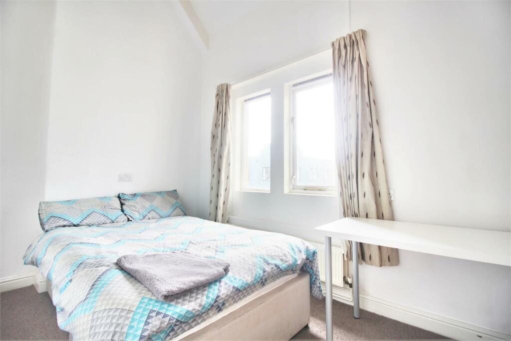 Student-accommodation bedroom 5.jpg