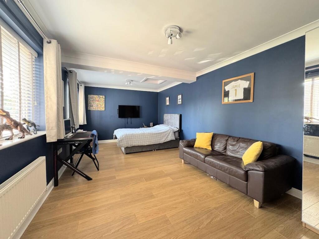 VERSATILE RECEPTION ROOM