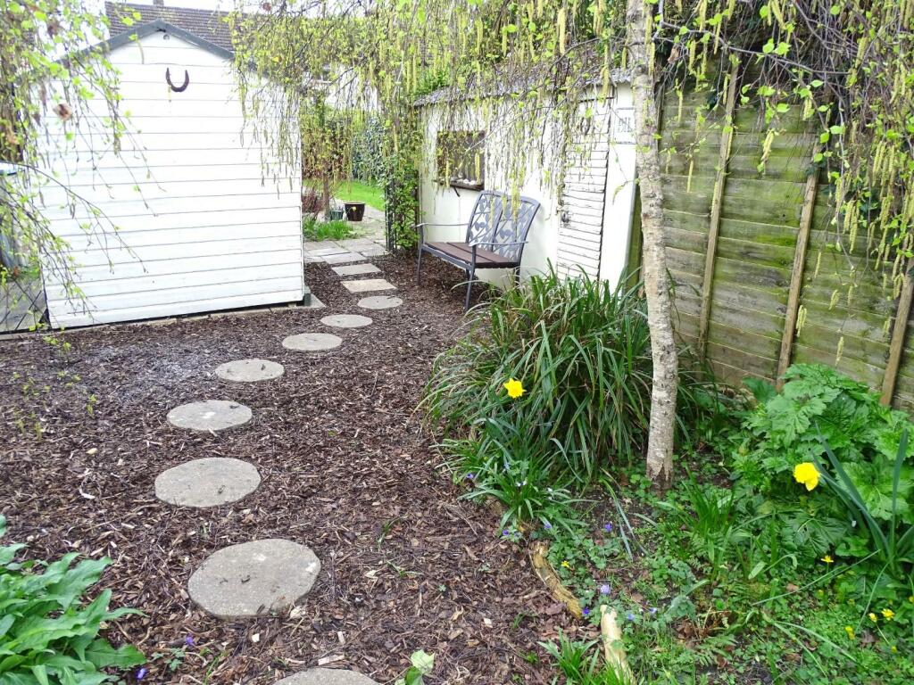 PRIVATE WOOD CHIP BED SEATING AREA