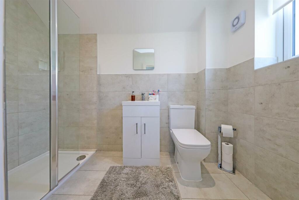 nicholas james roderick bed en suite.jpg