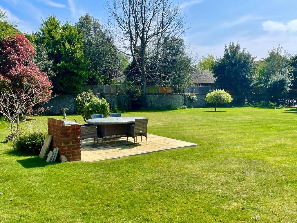 5 Ffynches Lodge ...