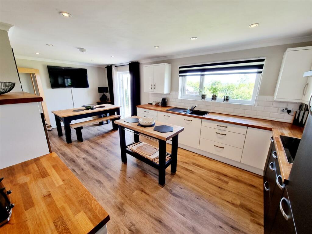 Kitchen 1.jpg