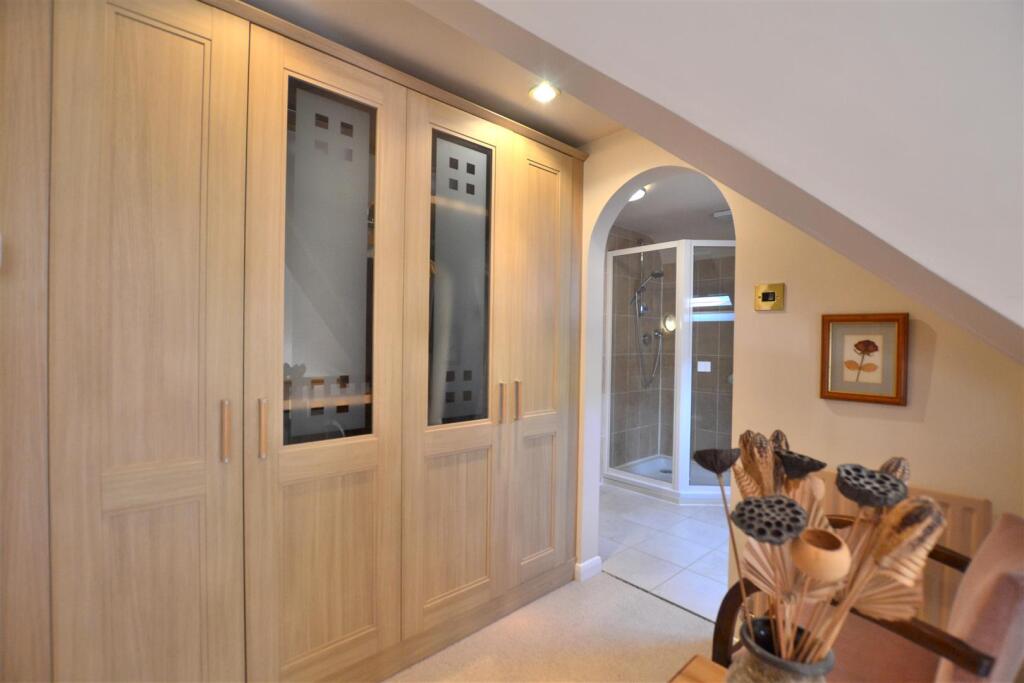 Wardrobes, En-Suite.JPG