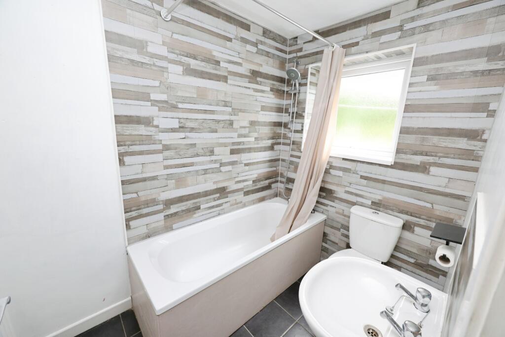 pbox-bathroom-319405.JPG