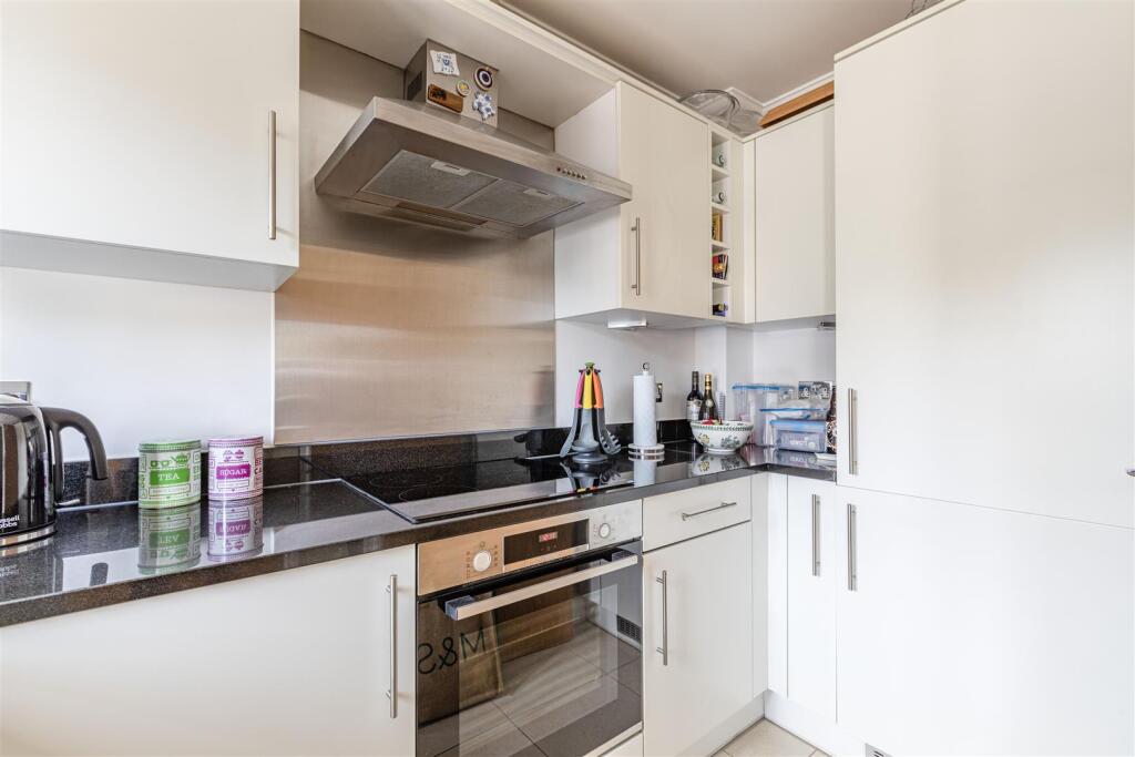 2 Kings Terrace, KT14 7AP - 7.jpg