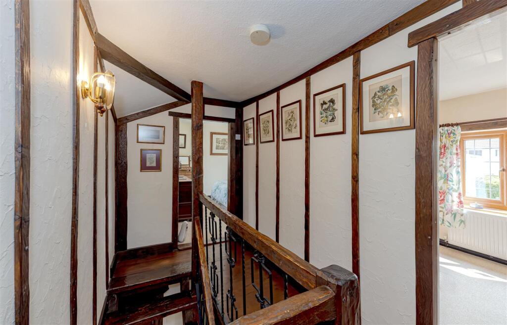 Stairs landing 1N9A7457-CR3-20240818-DxO_DeepPRIME