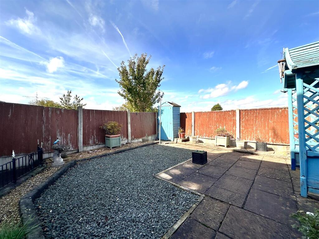 Low-Maintenance Garden 907