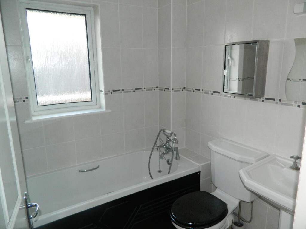 en-suite bathroom in master bed