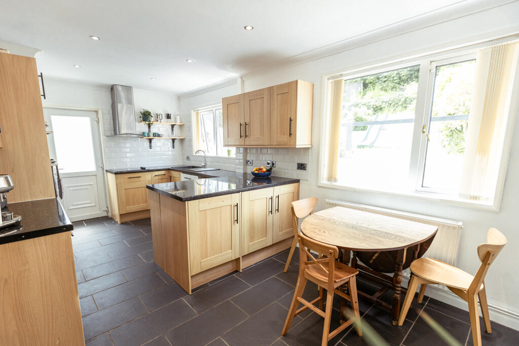 50MOORGROVE-DINNING