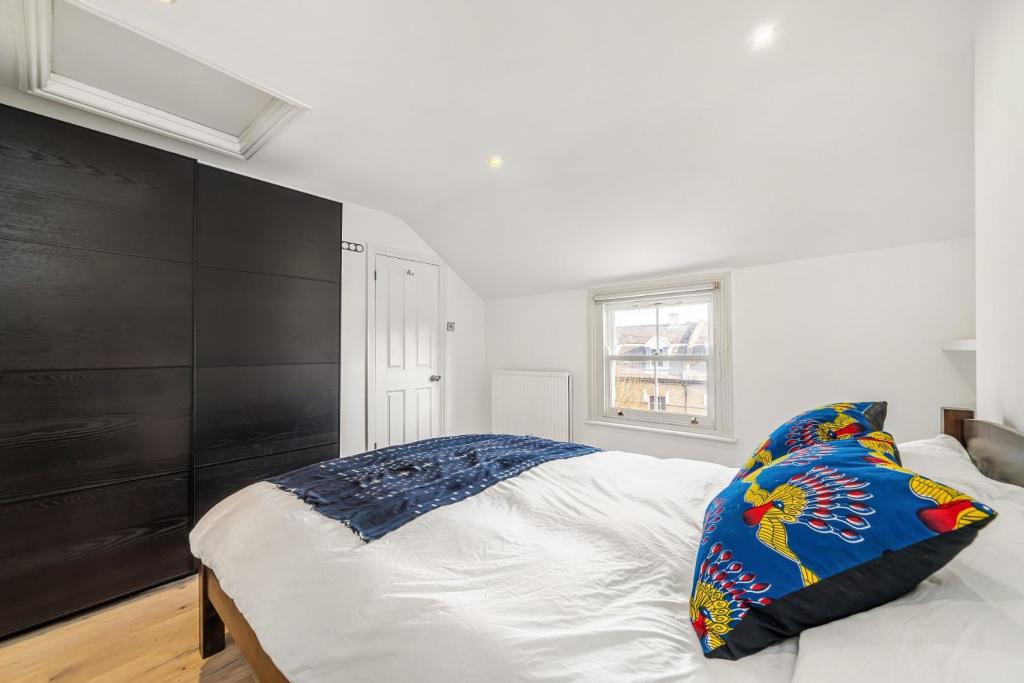 Bedroom 2 (2).jpg
