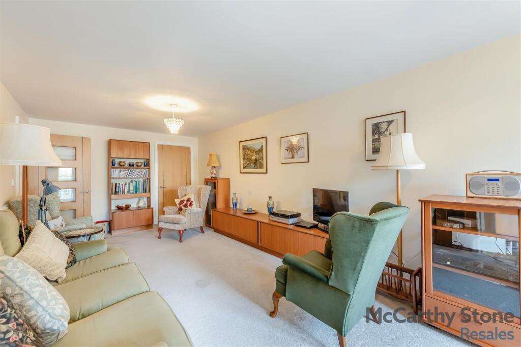 8667080-interior02.jpg