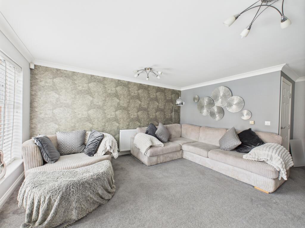 CAM03729G0-PR0079-STILL024