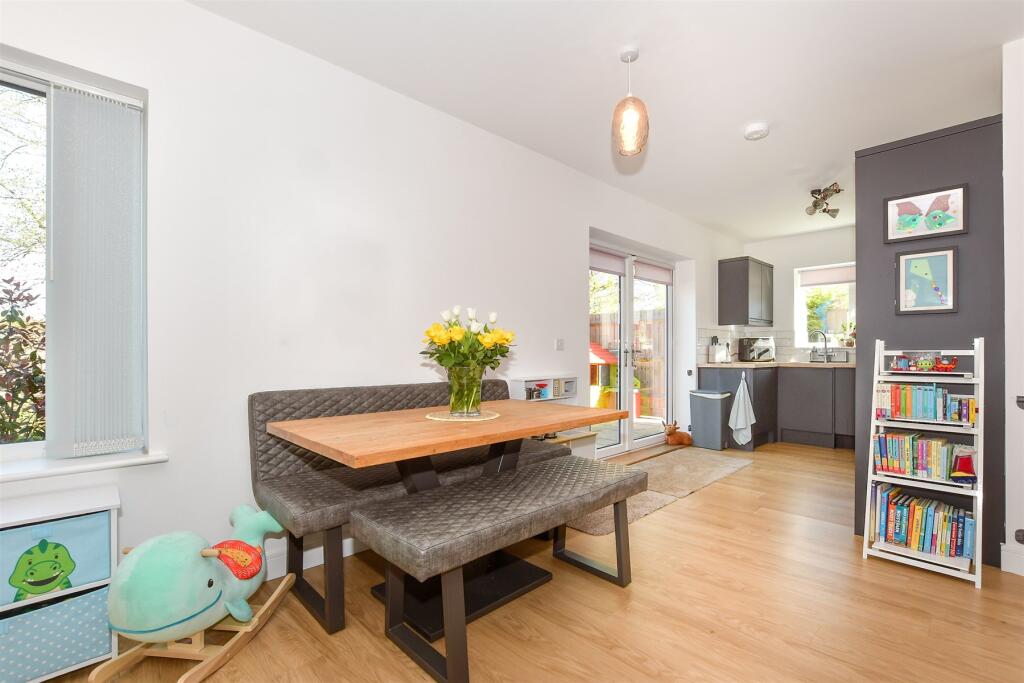 Lounge/Dining Area