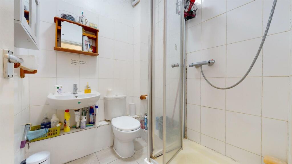 Flat A, 5HogarthPlacebathroom.jpg