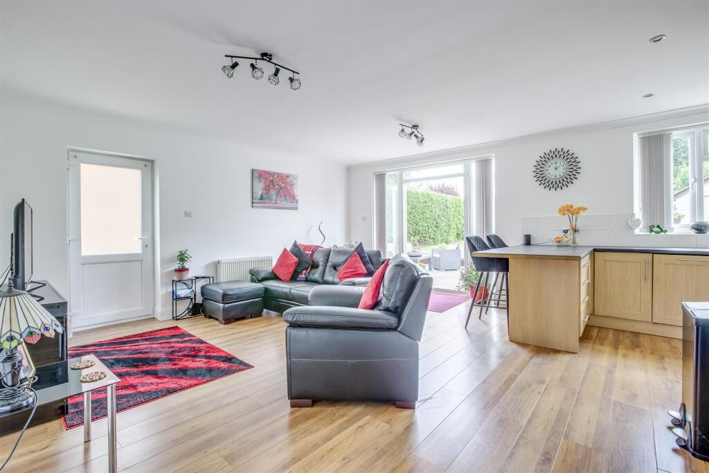 16 Wycombe Road, HP15 6RY-9.jpg