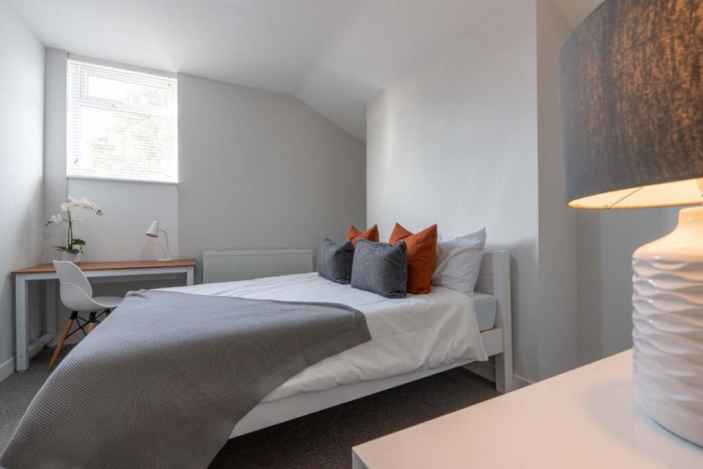 Flat D Portland Road