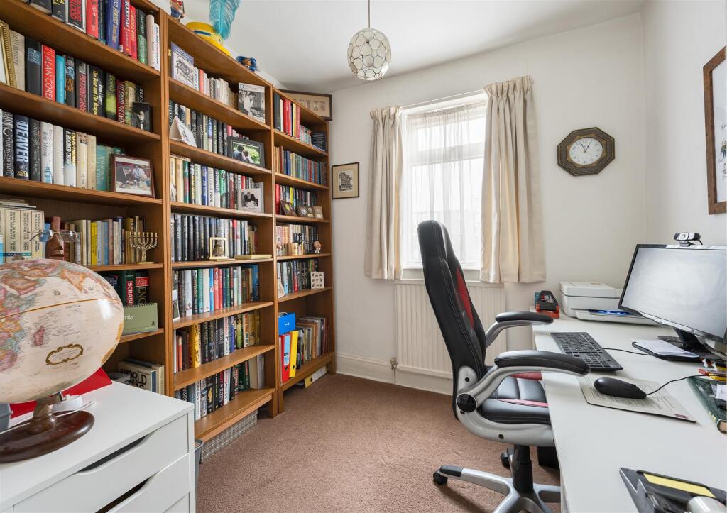 Chingford Avenue E4