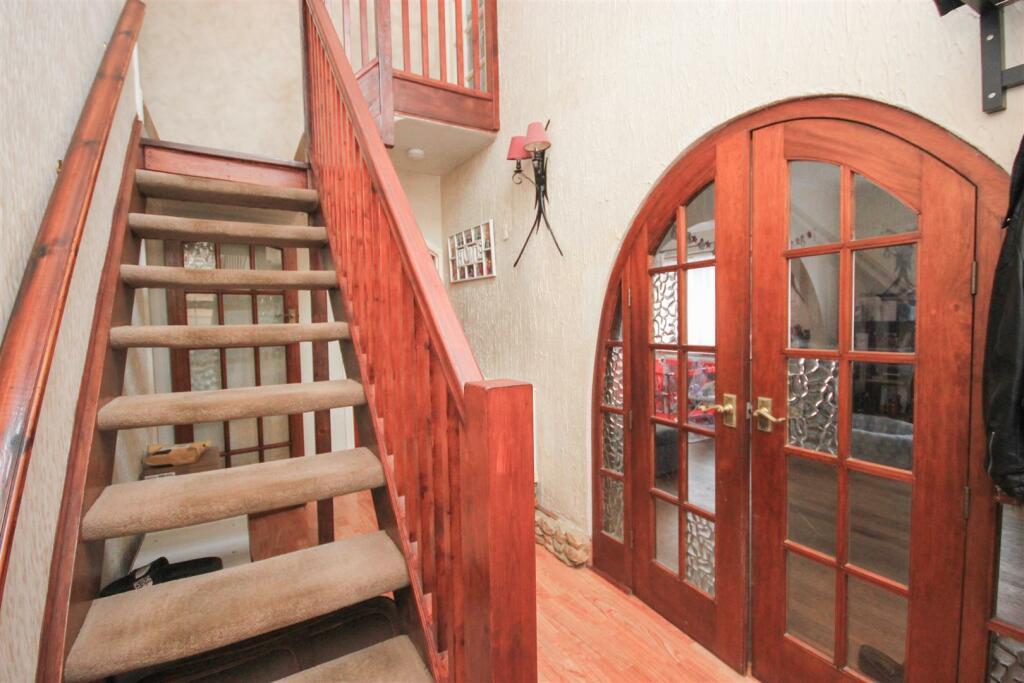 entrance hall..jpg