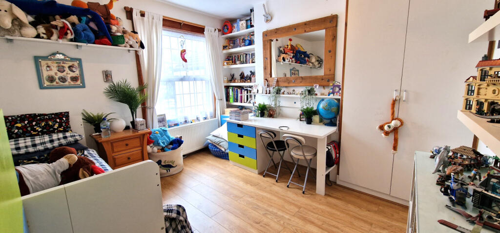 MIDDLE BEDROOM (3)