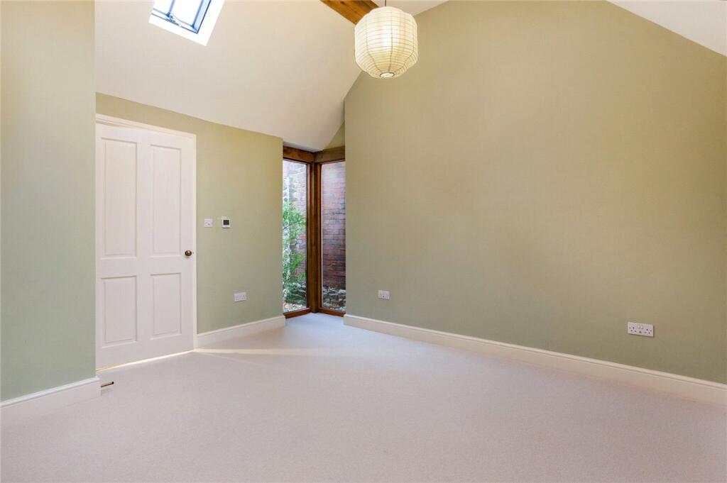 Bedroom / Study