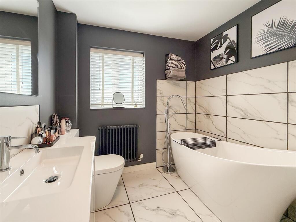 FAMILY BATHROOM/W.C.