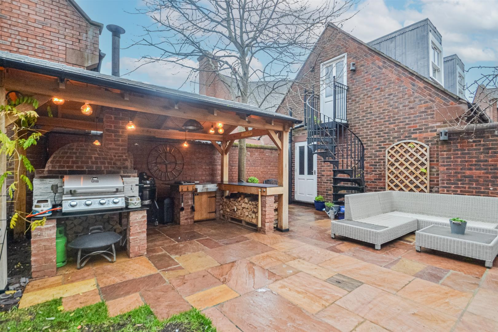 Walled Garden &amp; Outside Kitchen