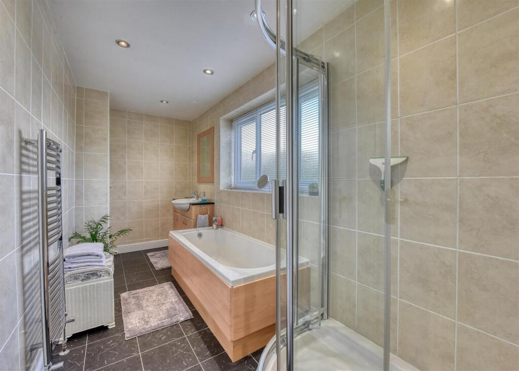 4 Springhill Park-Bathroom (2).jpg
