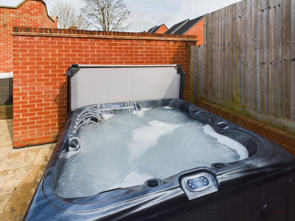 CAM02136G0-PR0190-STILL009