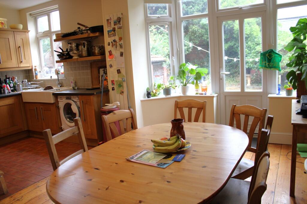 Dining/kitchen