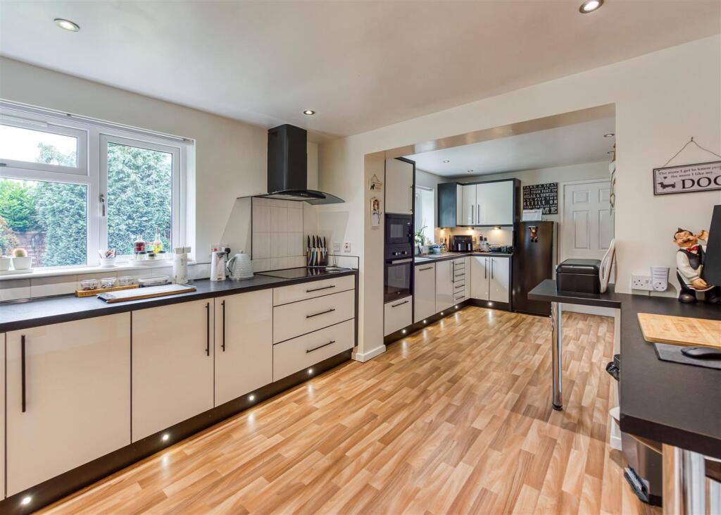 8 Barrington Close-12.jpg