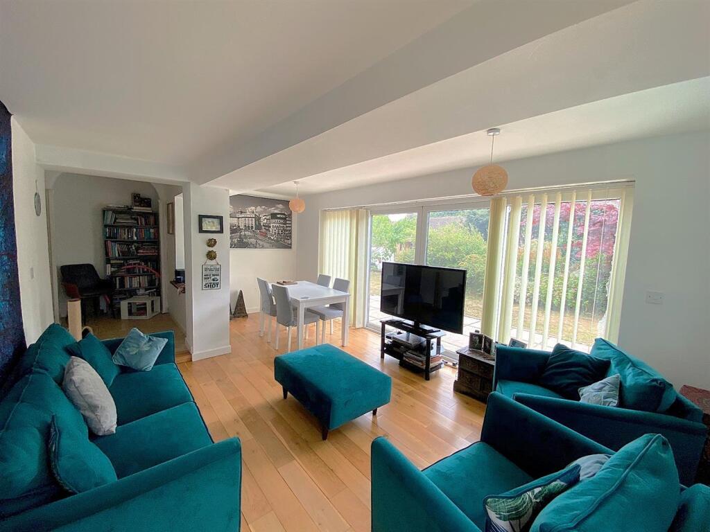 2 Ward Way - Lounge3.jpg