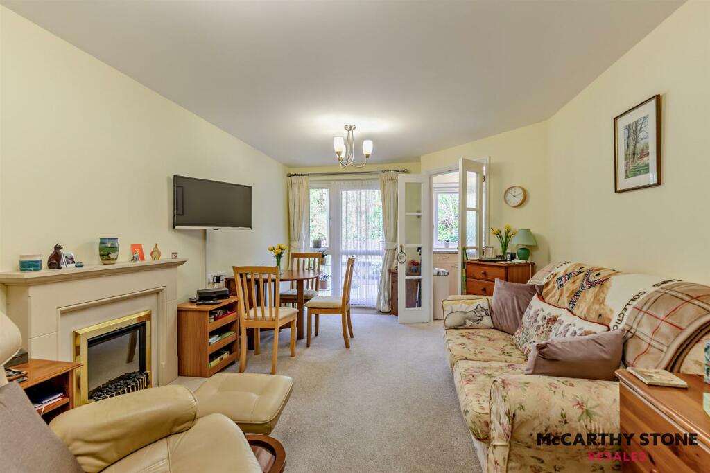 LIVING ROOM: