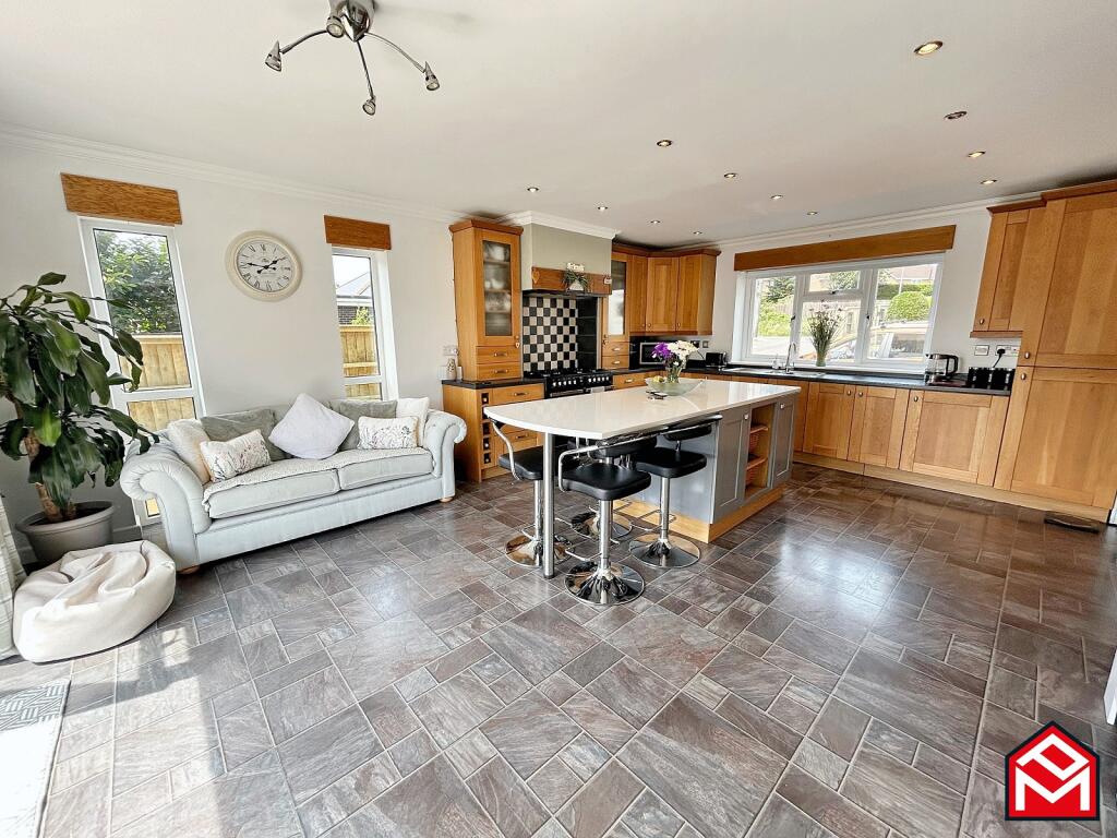 Kitchen/ Breakfast/ Living Room