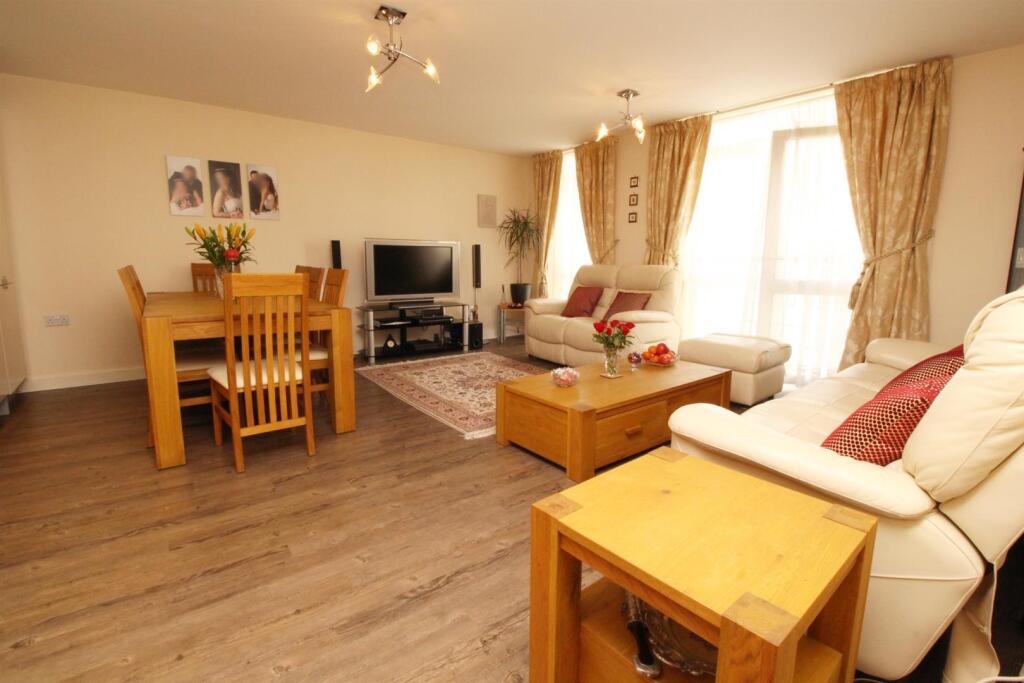 Lounge/Dining Area