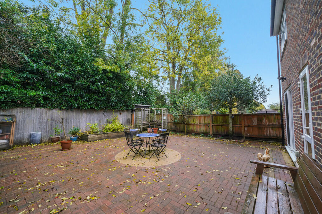 7 Woodstead Grove...