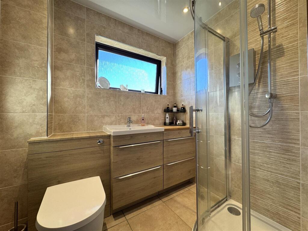 SHOWER ROOM.JPG