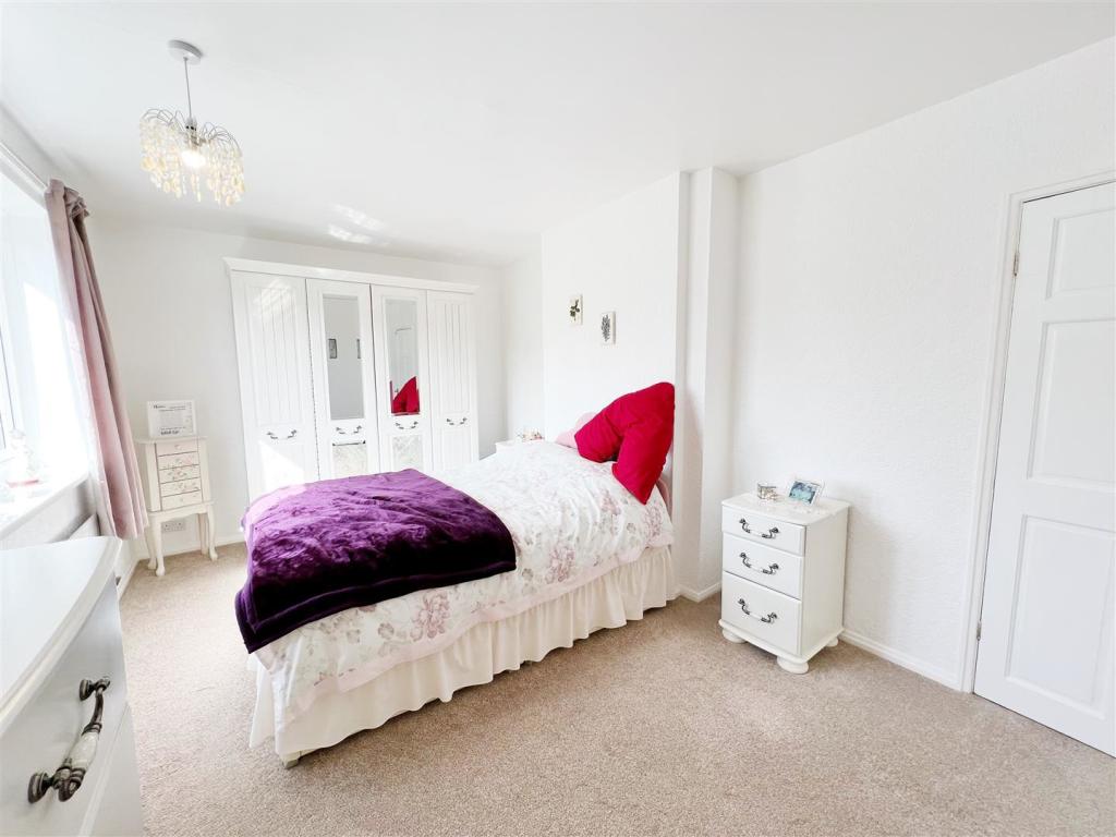 Bedroom 1 pic 2.jpg
