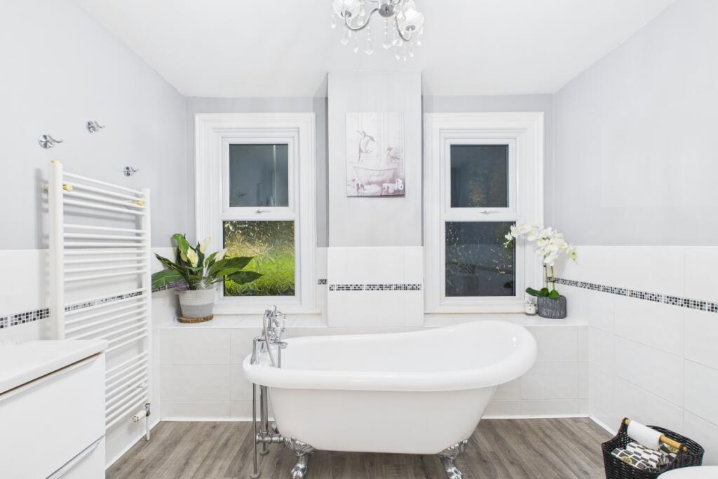 EweMove Spalding - Pinchbeck Rd - Main Bathroom
